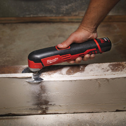 Milwaukee Akku-Multitool M12 C12 MT-202B in Aktion