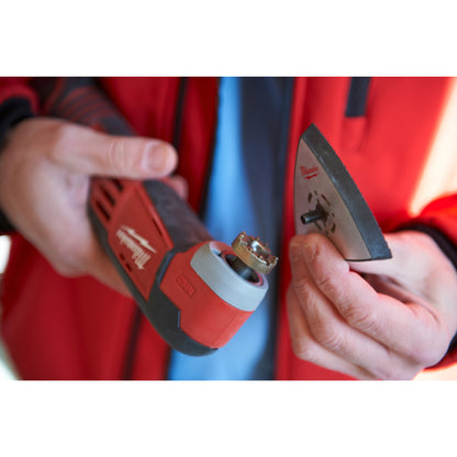 Milwaukee Akku-Multitool M12 C12 MT-202B in Aktion