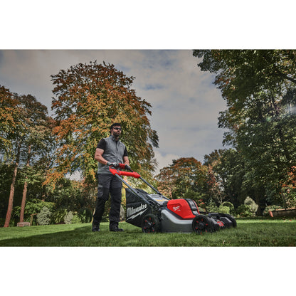 Milwaukee Akku-Rasenmäher M18™ FUEL™ - 46 cm in Aktion 2