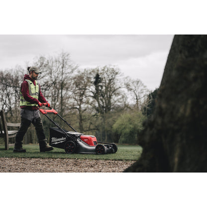 Milwaukee Akku-Rasenmäher M18™ FUEL™ - 53 cm in Aktion 3
