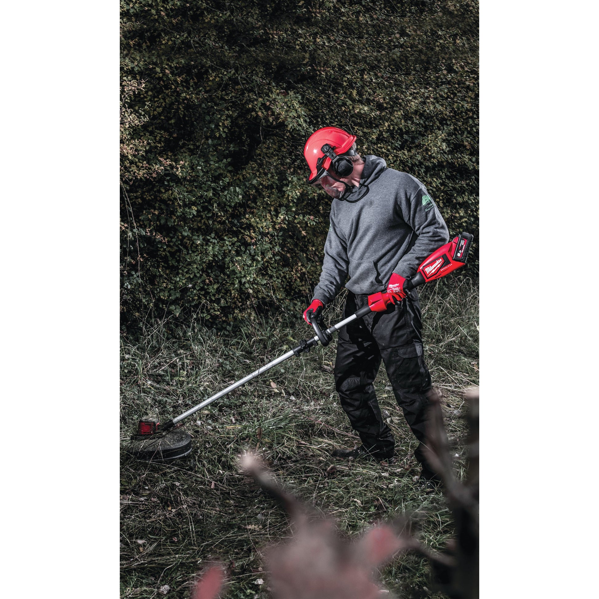 Milwaukee Akku-Rasentrimmer M18 bürstenlos - 40 cm in Aktion