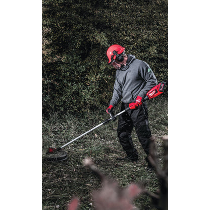Milwaukee Akku-Rasentrimmer M18 bürstenlos - 40 cm in Aktion