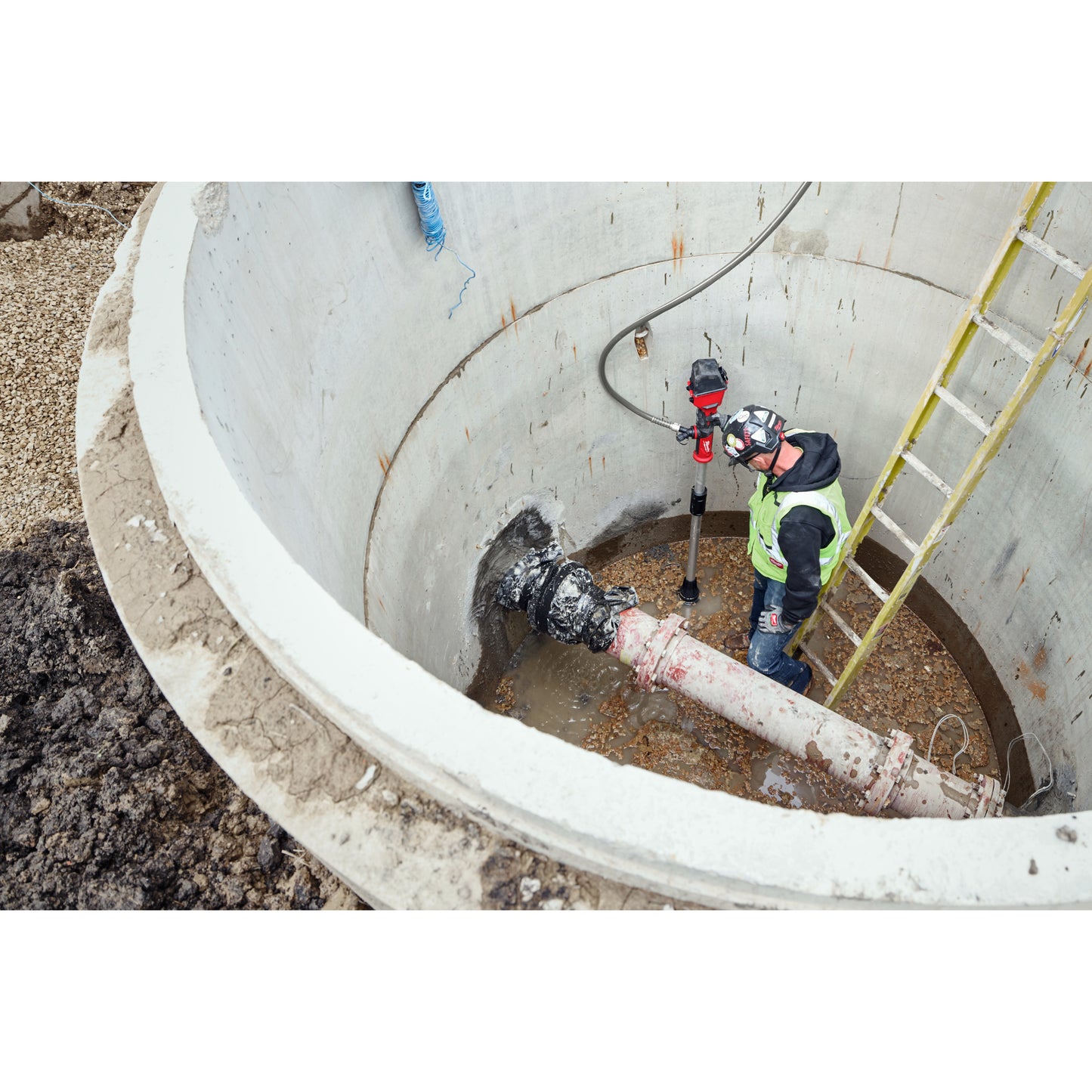 Milwaukee Akku-Stabwasserpumpe M18 HYDROPASS M18 BLSWP-0 in Aktion