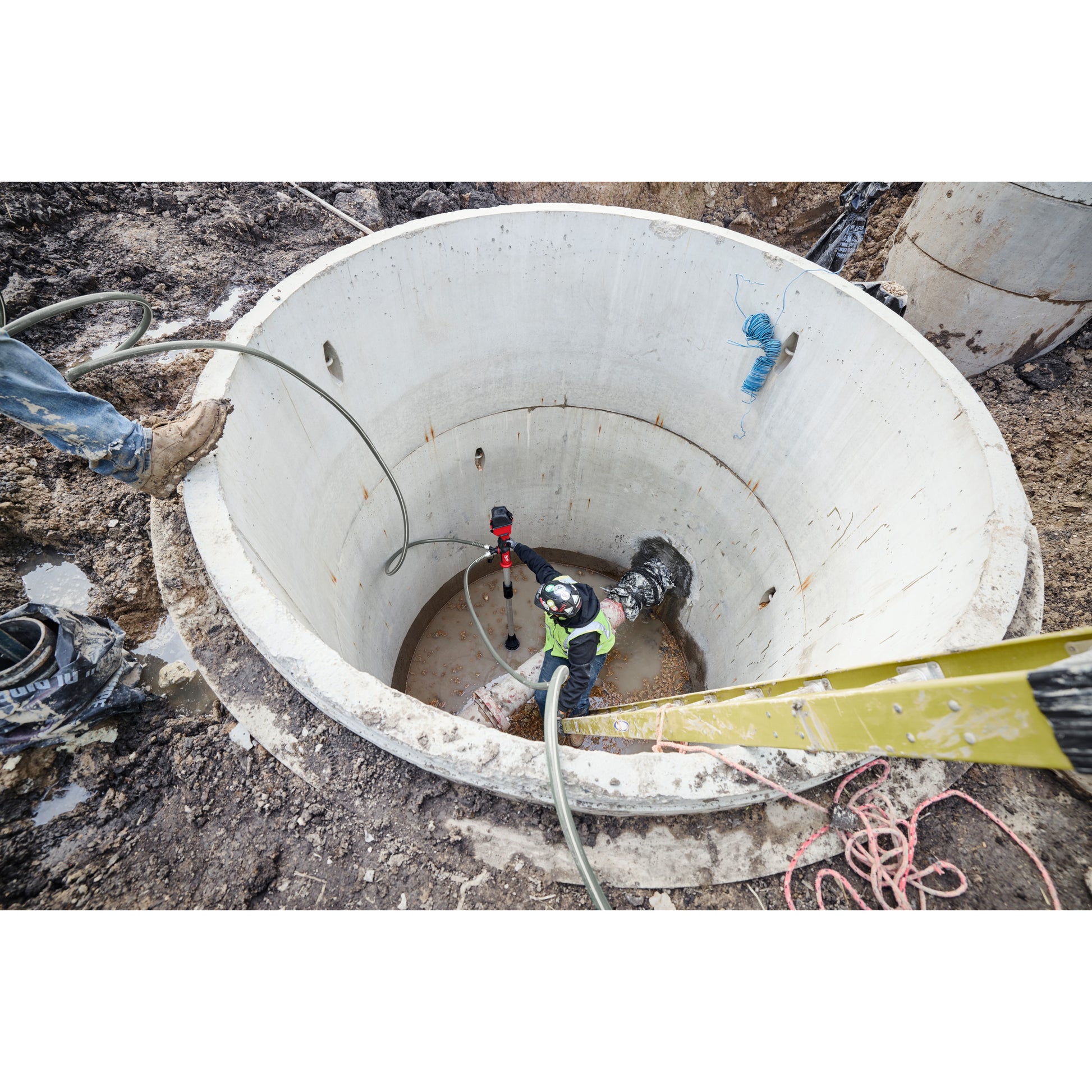 Milwaukee Akku-Stabwasserpumpe M18 HYDROPASS M18 BLSWP-0 in Aktion