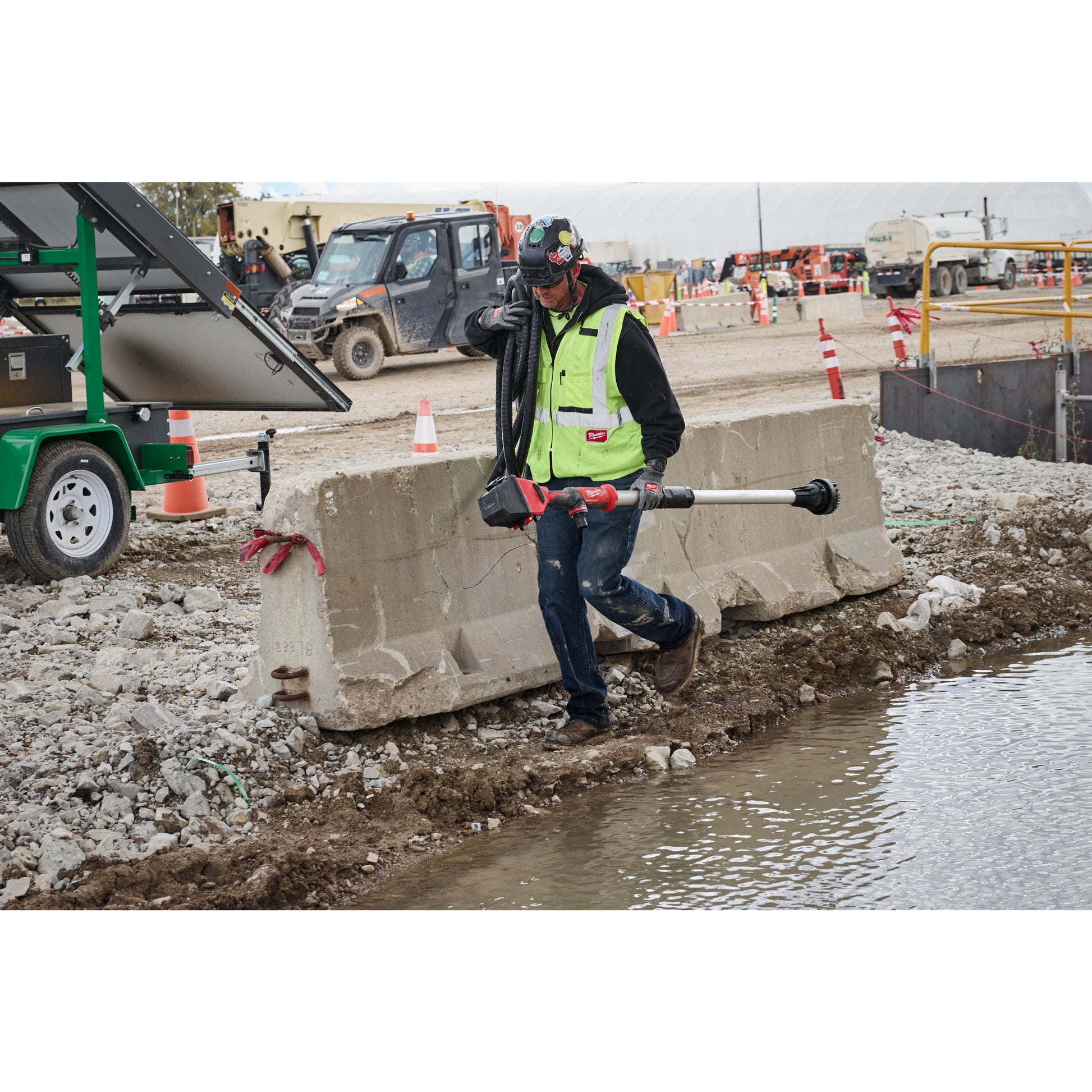 Milwaukee Akku-Stabwasserpumpe M18 HYDROPASS M18 BLSWP-0 in Aktion