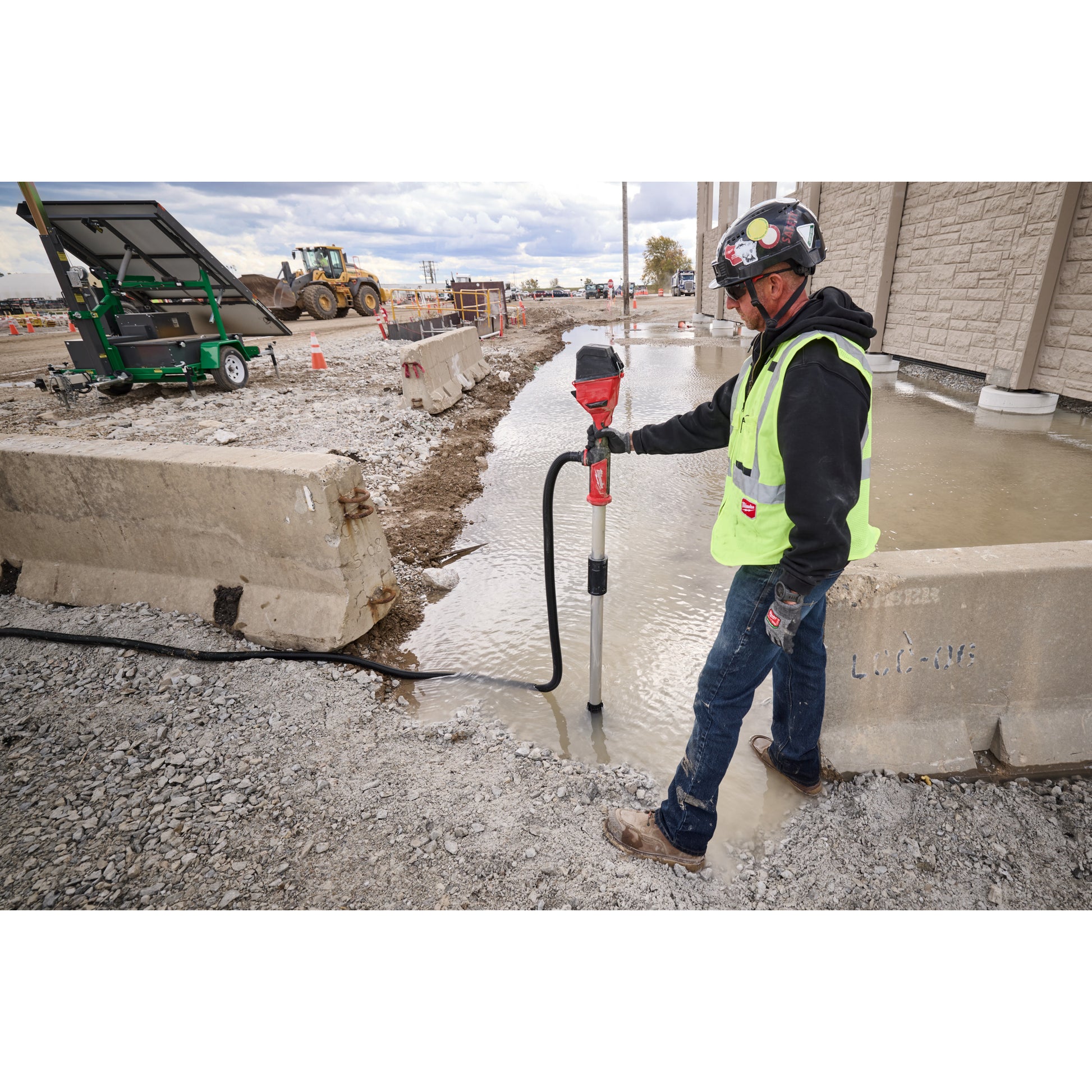 Milwaukee Akku-Stabwasserpumpe M18 HYDROPASS M18 BLSWP-0 in Aktion