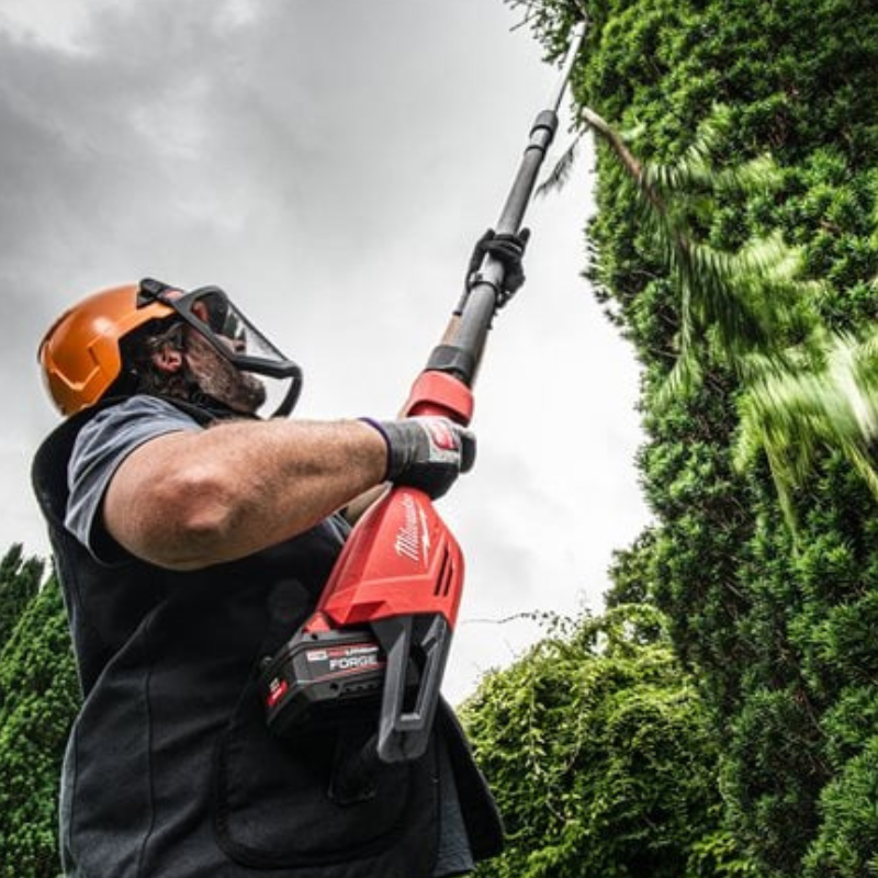 Milwaukee Akku-Teleskop-Astschere M18 BLTS-551 inkl. Akku und Ladegerät in Aktion