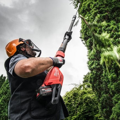 Milwaukee Akku-Teleskop-Astschere M18 BLTS-551 inkl. Akku und Ladegerät in Aktion