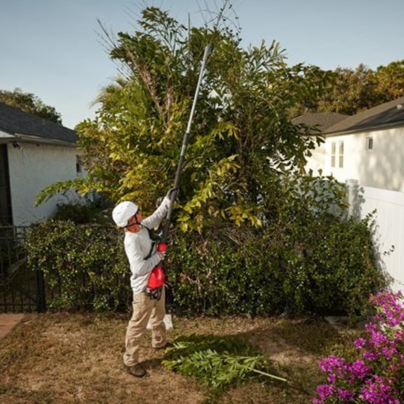 Milwaukee Akku-Teleskop-Astschere M18 BLTS-551 inkl. Akku und Ladegerät in Aktion