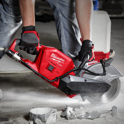 Milwaukee Akku-Trennschleifer FCOS230-121 inkl. 12 Ah Akku, Ladegerät und Diamant-Trennscheibe in Aktion