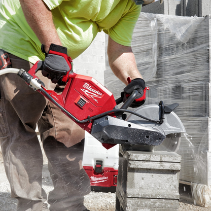 Milwaukee Akku-Trennschleifer FCOS230-121 inkl. 12 Ah Akku, Ladegerät und Diamant-Trennscheibe in Aktion