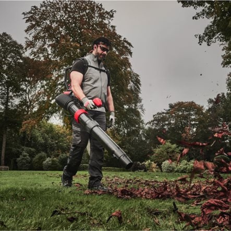 Milwaukee Doppel-Akku-Rucksackgebläse M18 F2BPB-124 mit 4 x Akku und Ladegerät in Aktion