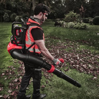 Milwaukee Doppel-Akku-Rucksackgebläse M18 F2BPB-124 mit 4 x Akku und Ladegerät in Aktion