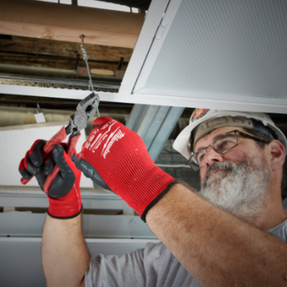 Milwaukee Handschuhe Cut C - 8/M in Aktion