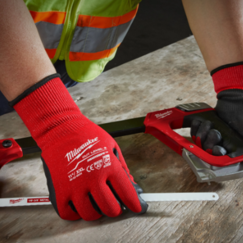 Milwaukee Handschuhe Cut C - 8/M in Aktion