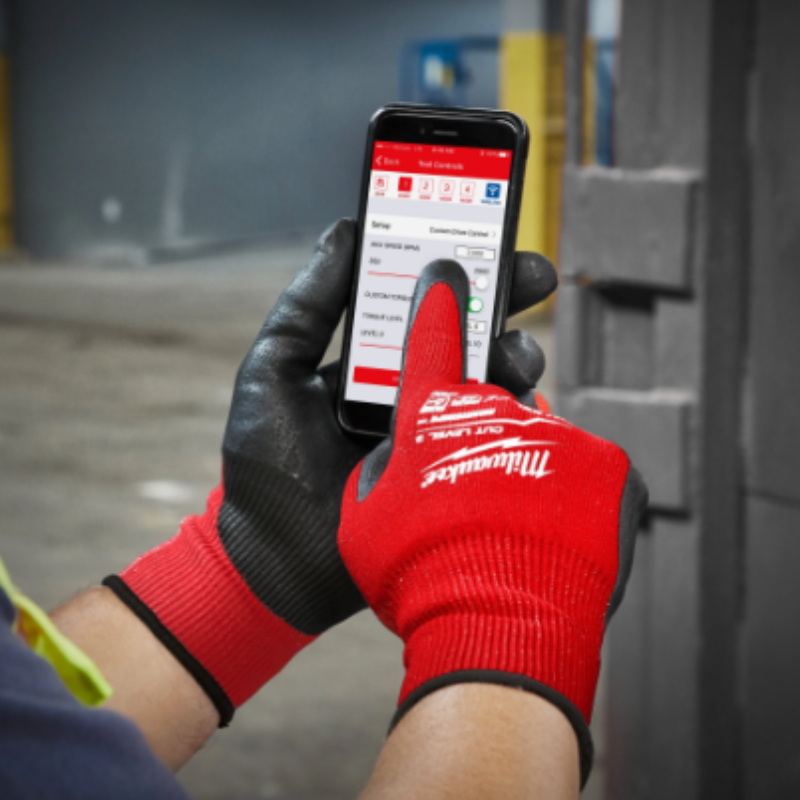 Milwaukee Handschuhe Cut C - 8/M in Aktion