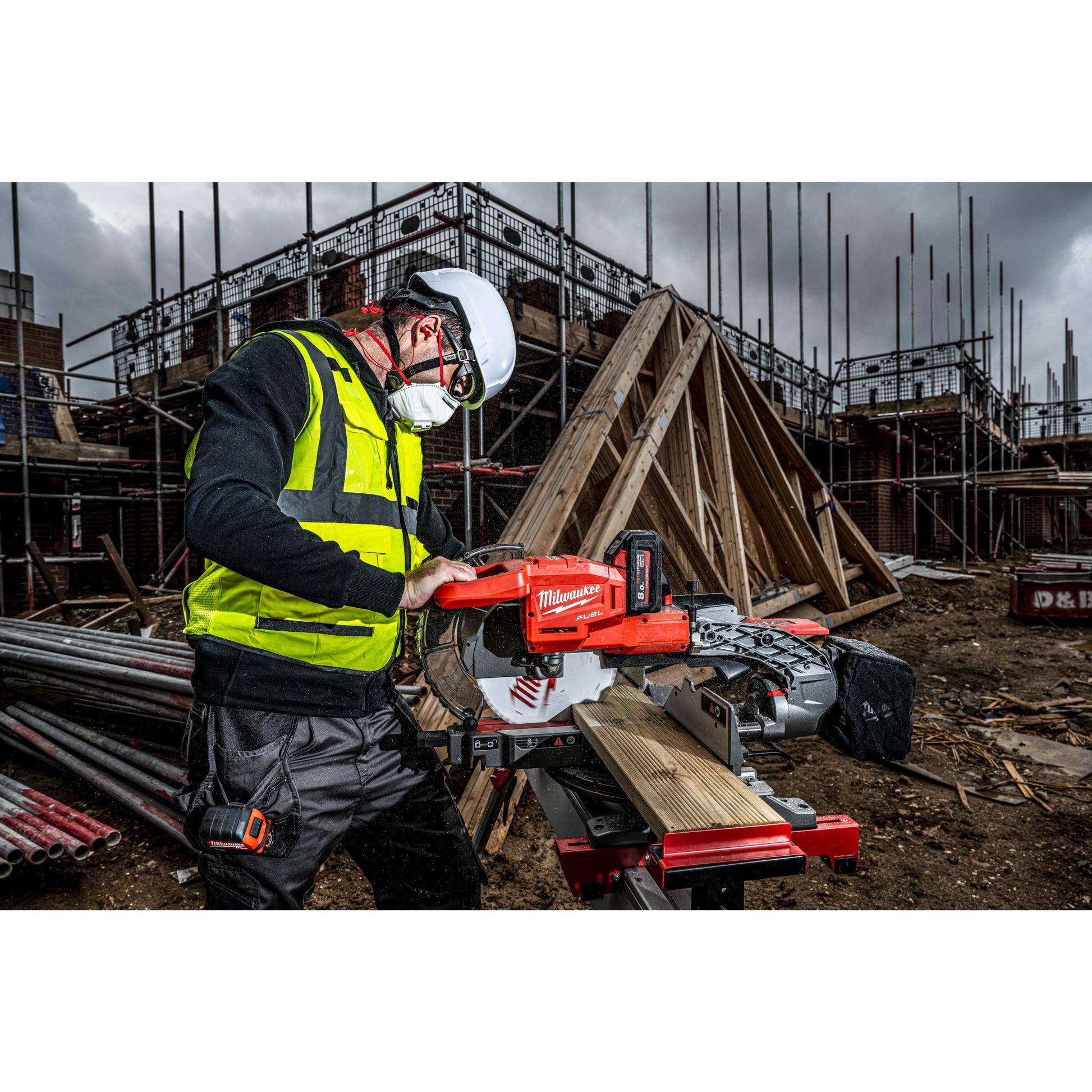 Milwaukee Kapp- und Gehrungssäge M18™ FUEL™ - 254 mm in Aktion