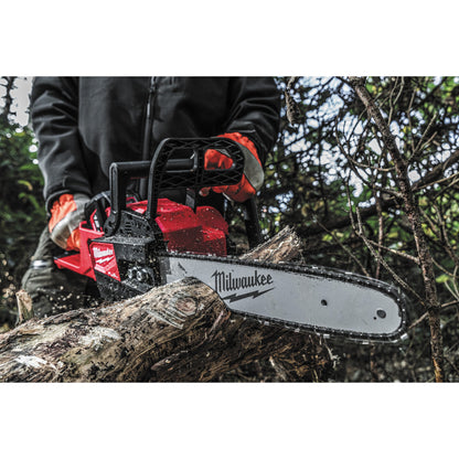 Milwaukee Kettensäge M18™ FUEL™ - 35 cm in Aktion