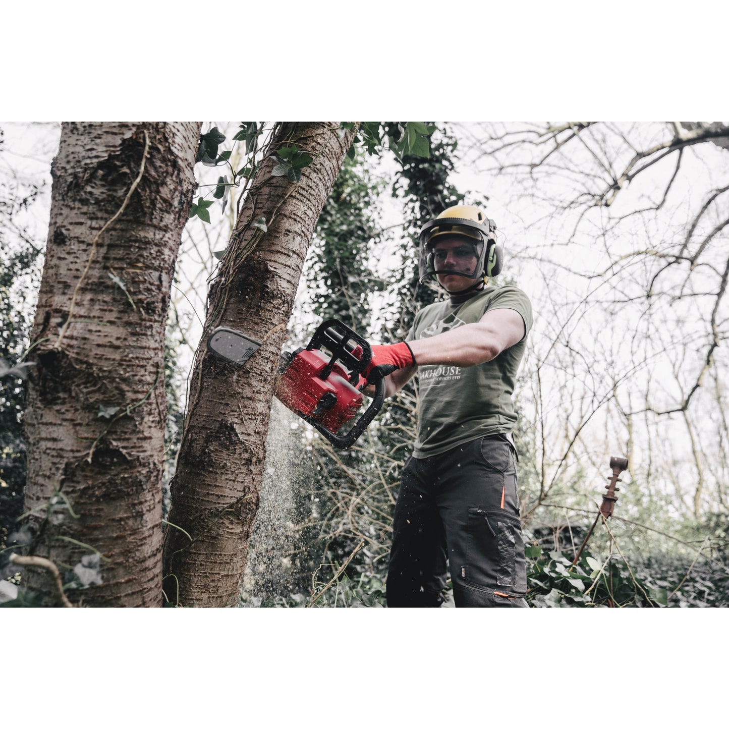 Milwaukee Kettensäge M18™ FUEL™ - 35 cm in Aktion 3