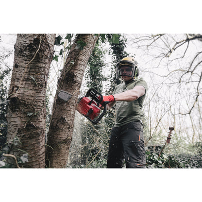 Milwaukee Kettensäge M18™ FUEL™ - 35 cm in Aktion 3