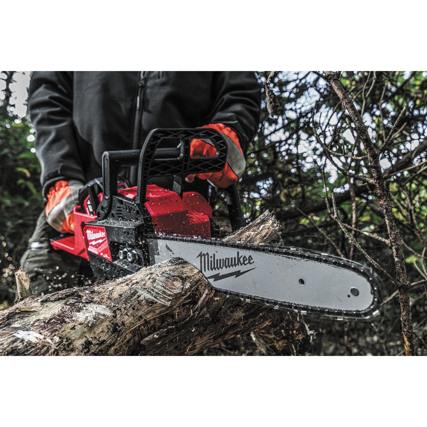 Milwaukee Kettensäge M18™ FUEL™ inkl. 2 Akkus - 35 cm in Aktion