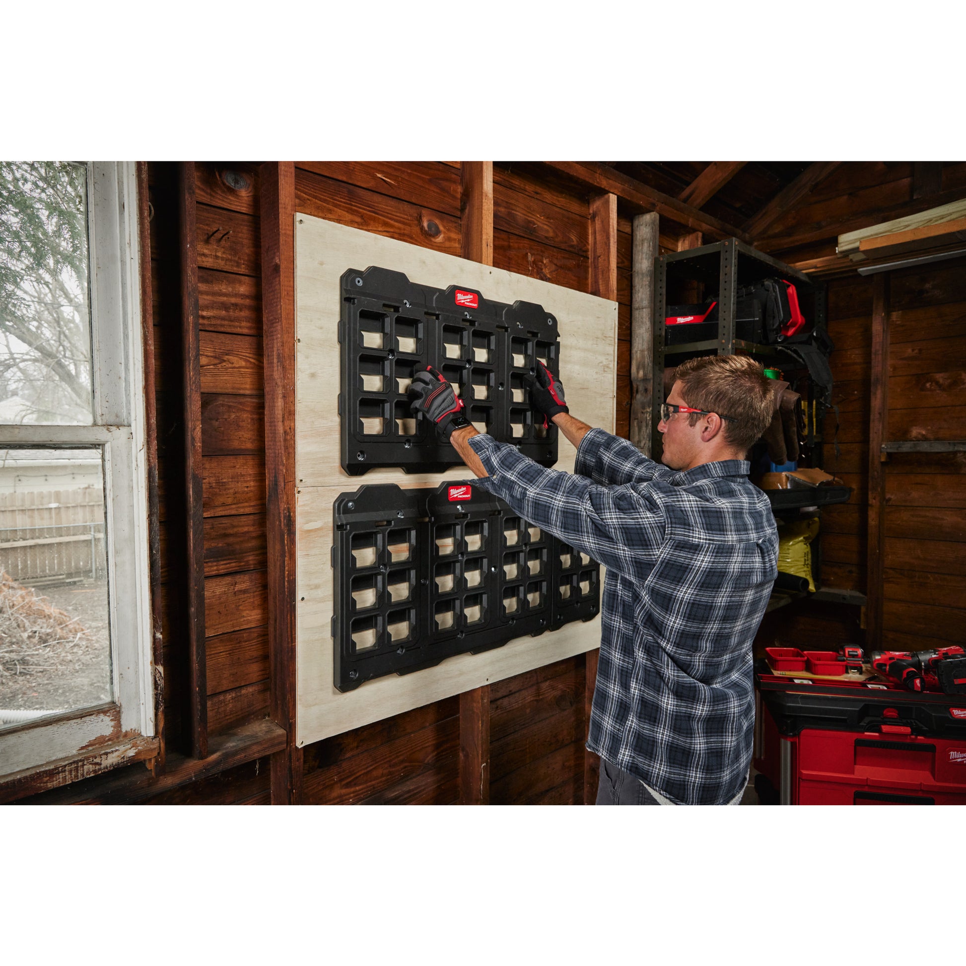 Milwaukee Montageplatte PACKOUT XL in Aktion
