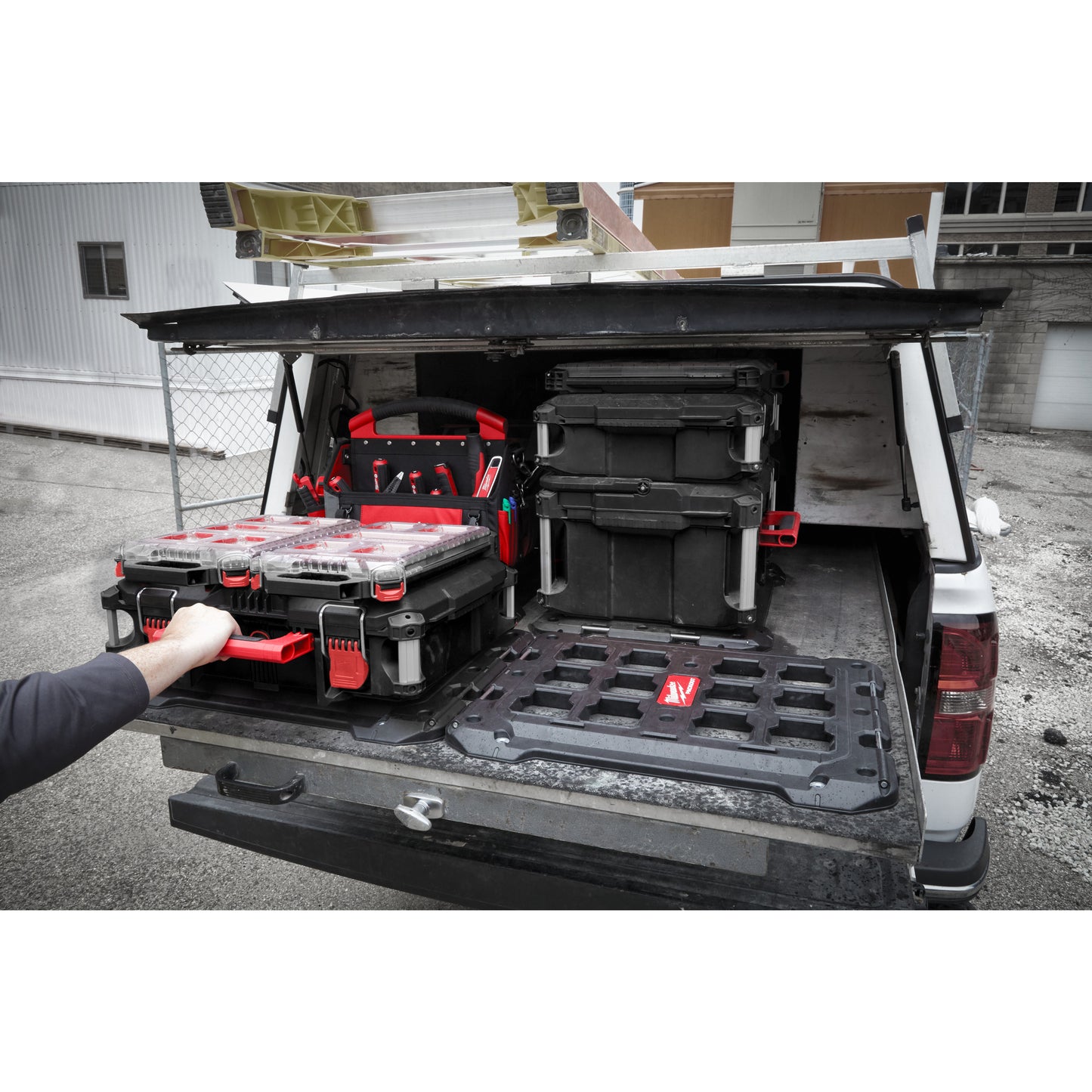 Milwaukee Montageplatte PACKOUT in Aktion