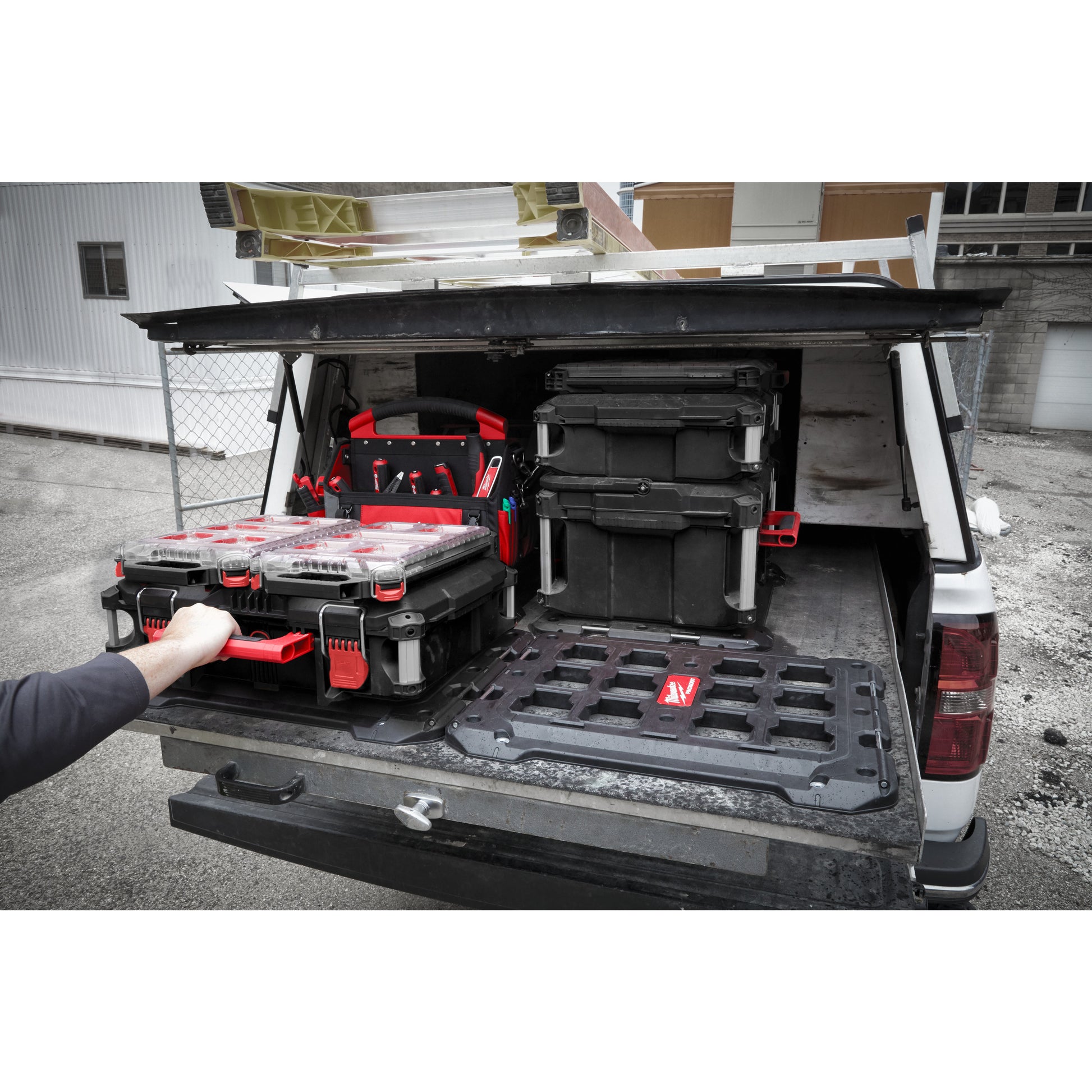 Milwaukee Montageplatte PACKOUT in Aktion