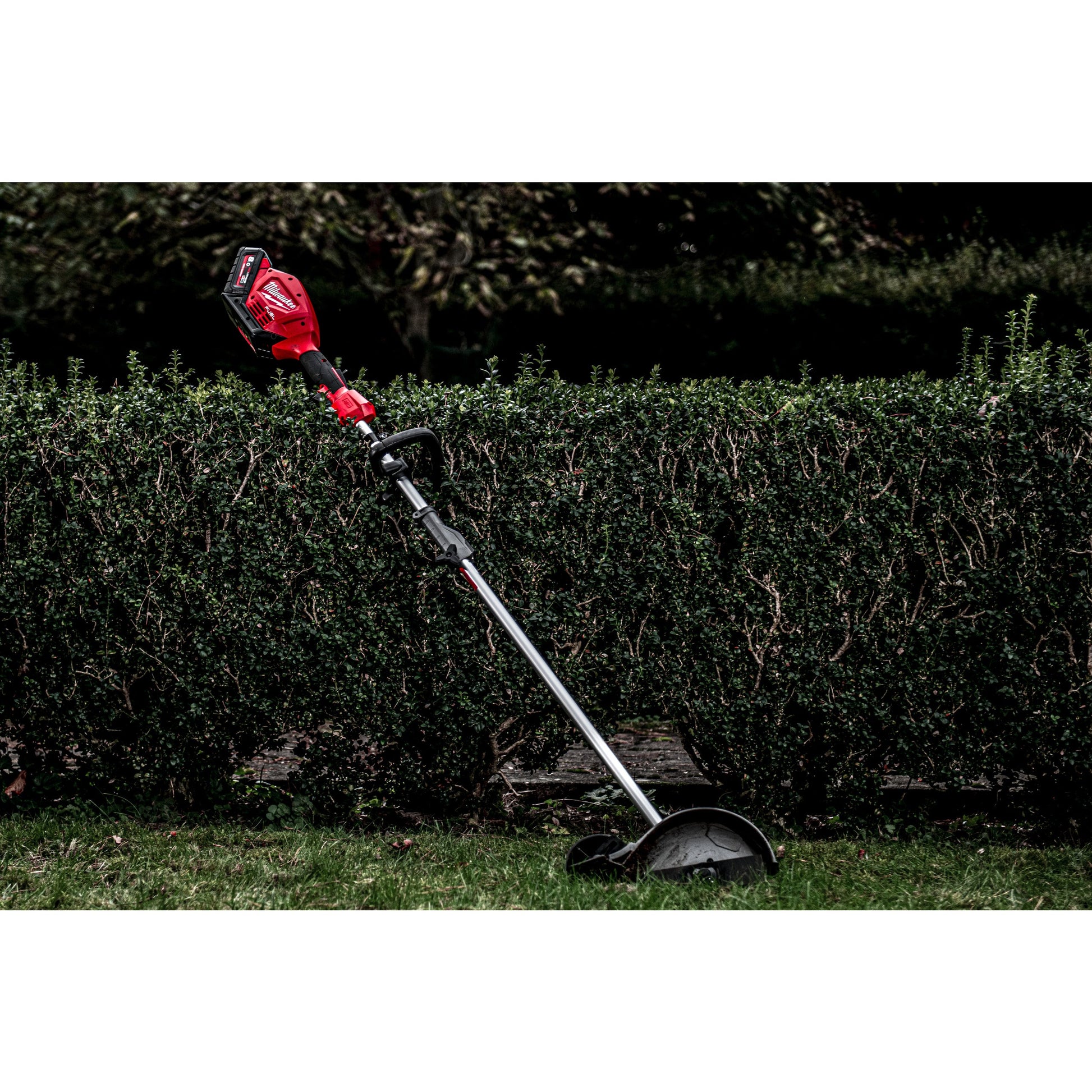 Milwaukee QUIK-LOK™ Milwaukee Kantenschneider-Aufsatz QUIK-LOK™ in Aktion 2