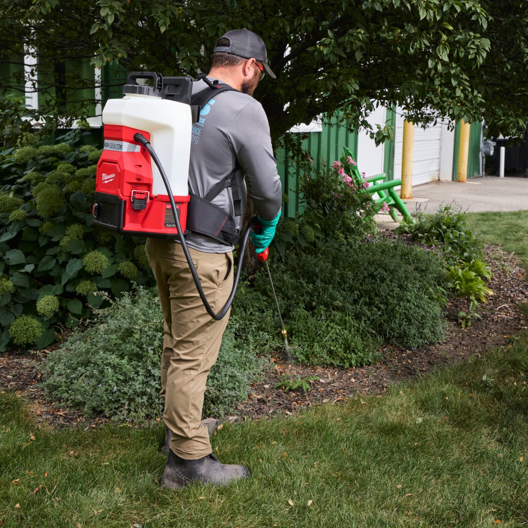 Milwaukee Rucksack-Pumpsprüher M18 SWITCH TANK Gen2 in Aktion