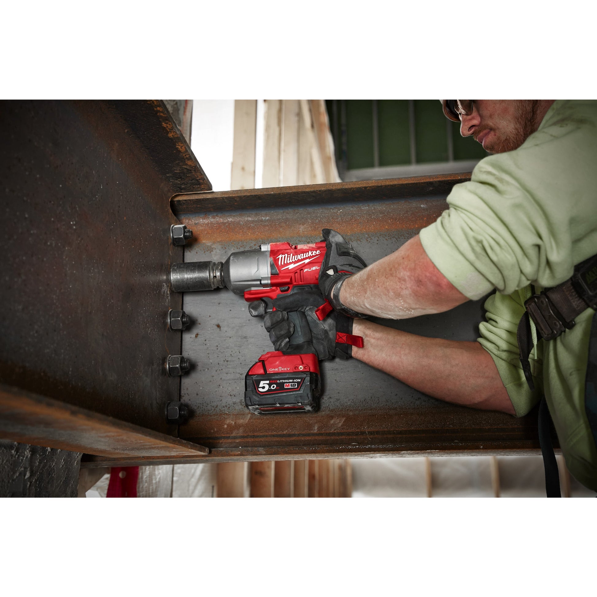 Milwaukee Schlagschrauber mit Sprengring M18 FUEL™ ONE-KEY™ ½" in Aktion