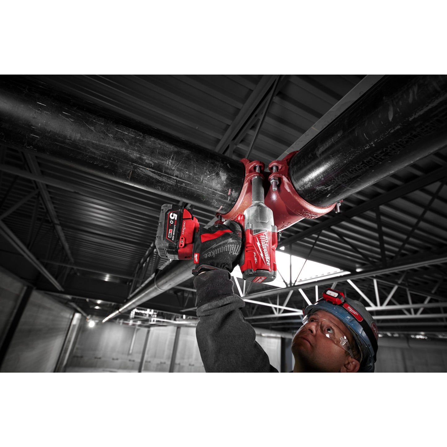 Milwaukee Schlagschrauber mit Sprengring M18 FUEL™ ONE-KEY™ ½" in Aktion