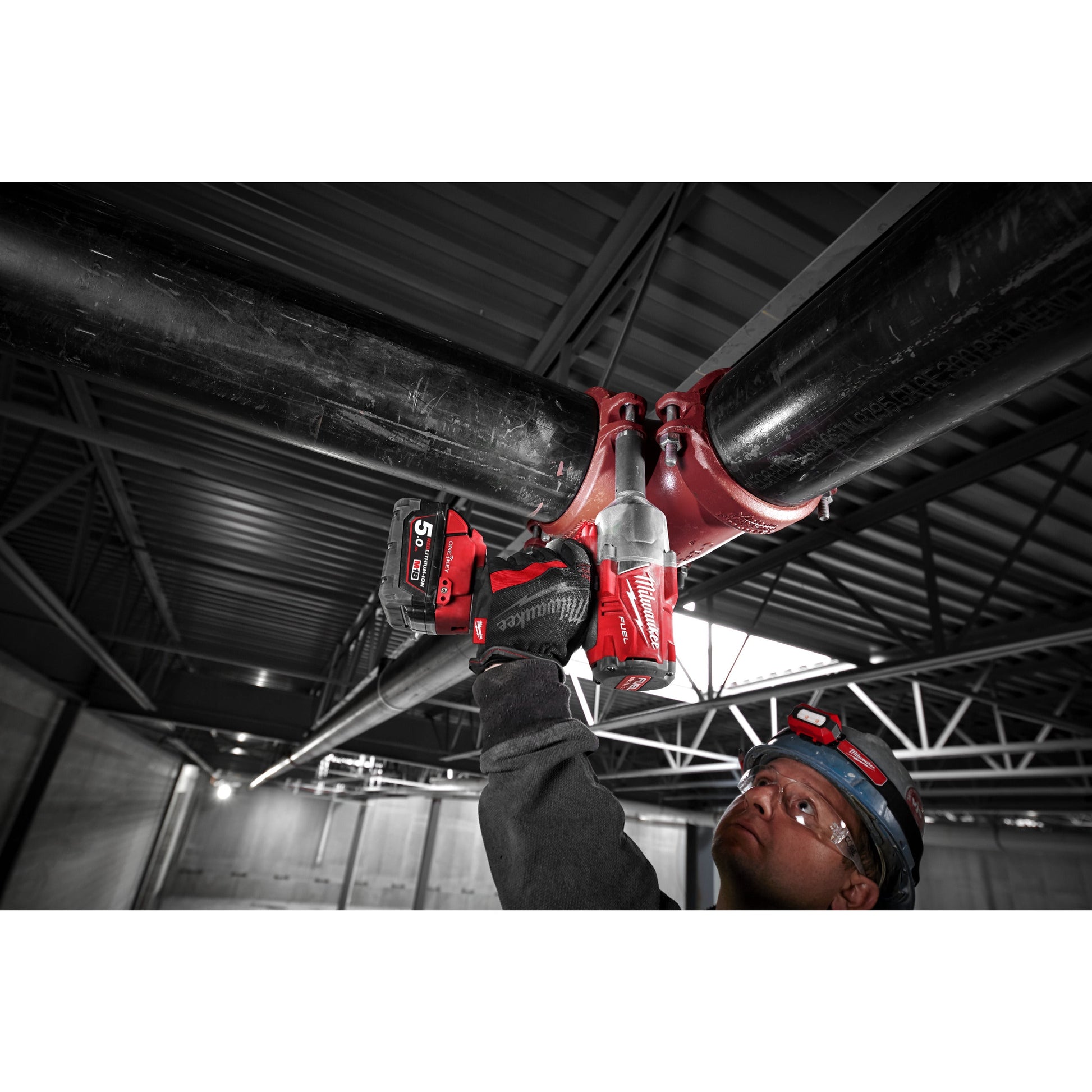 Milwaukee Schlagschrauber mit Sprengring M18 FUEL™ ONE-KEY™ ½" in Aktion