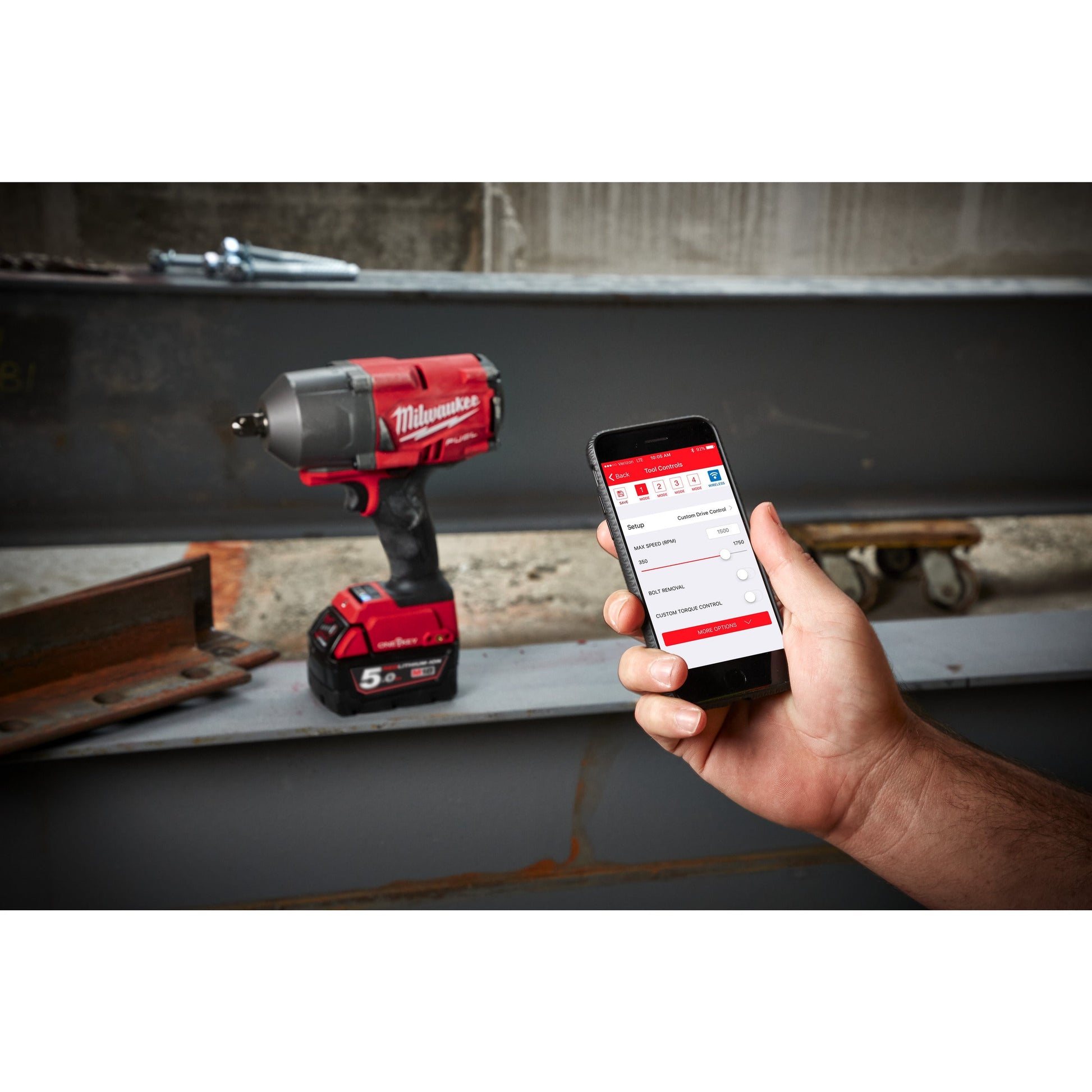 Milwaukee Schlagschrauber mit Sprengring M18 FUEL™ ONE-KEY™ ½" in Aktion
