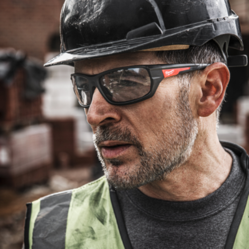 Milwaukee Sicherheitsbrille Performance - grau in Aktion