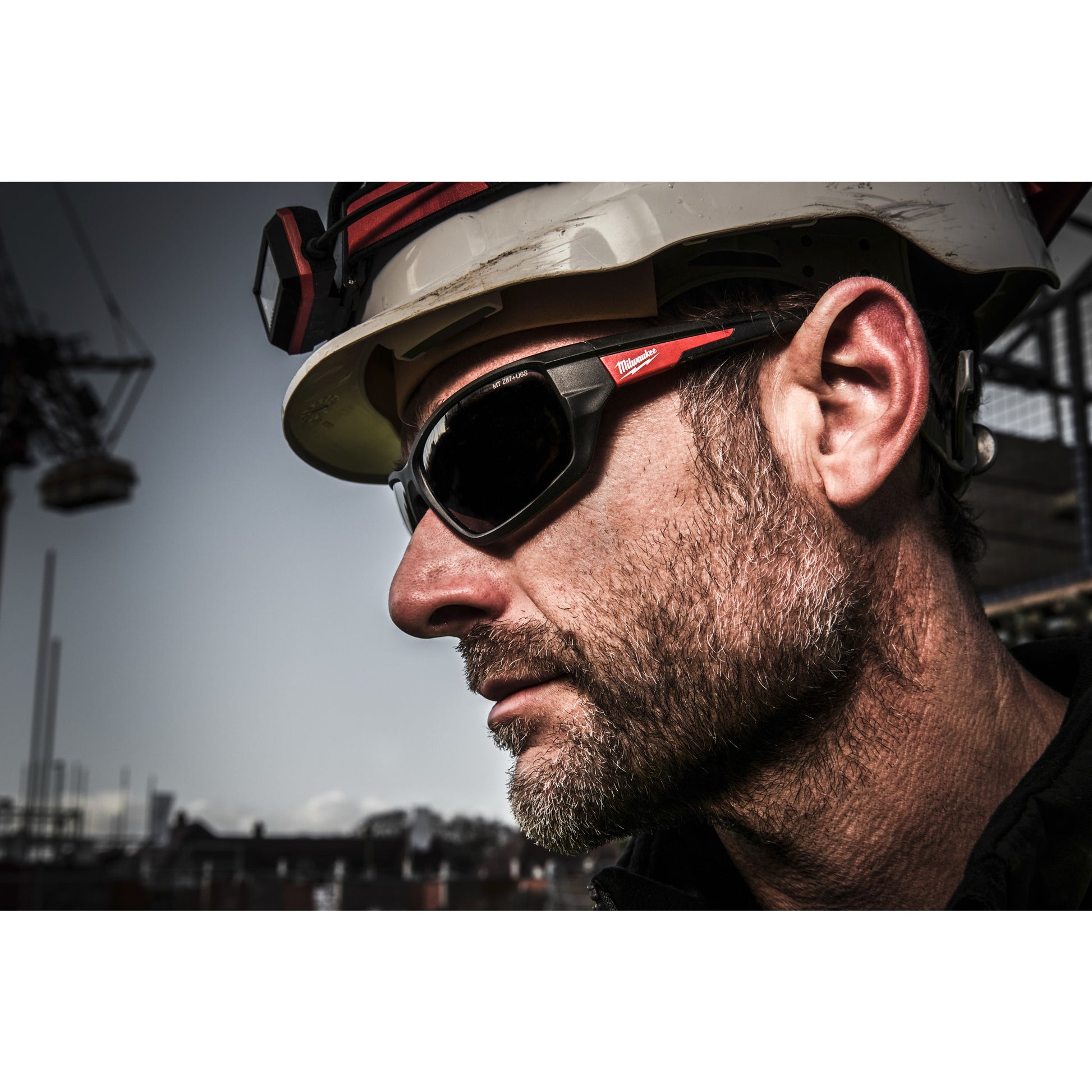 Milwaukee Sicherheitsbrille Performance getönt in Aktion 3