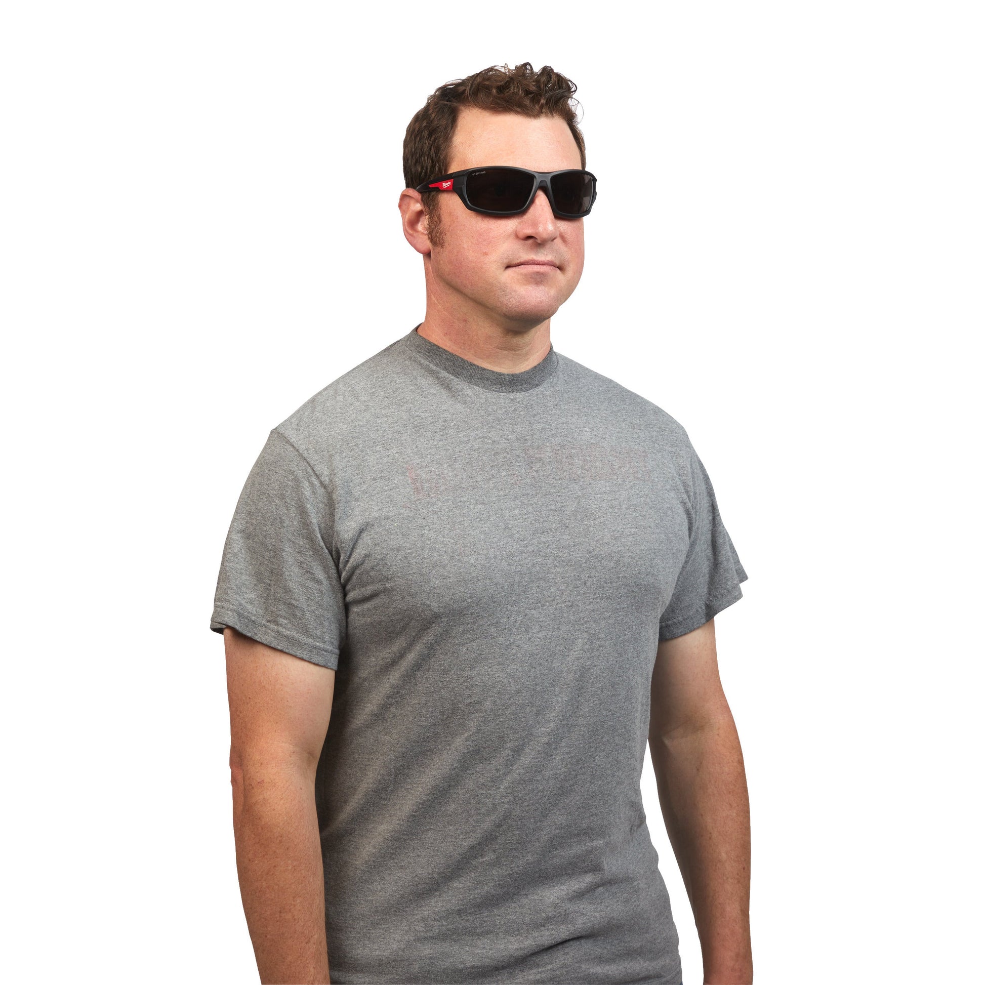 Milwaukee Sicherheitsbrille Performance getönt in Aktion 4