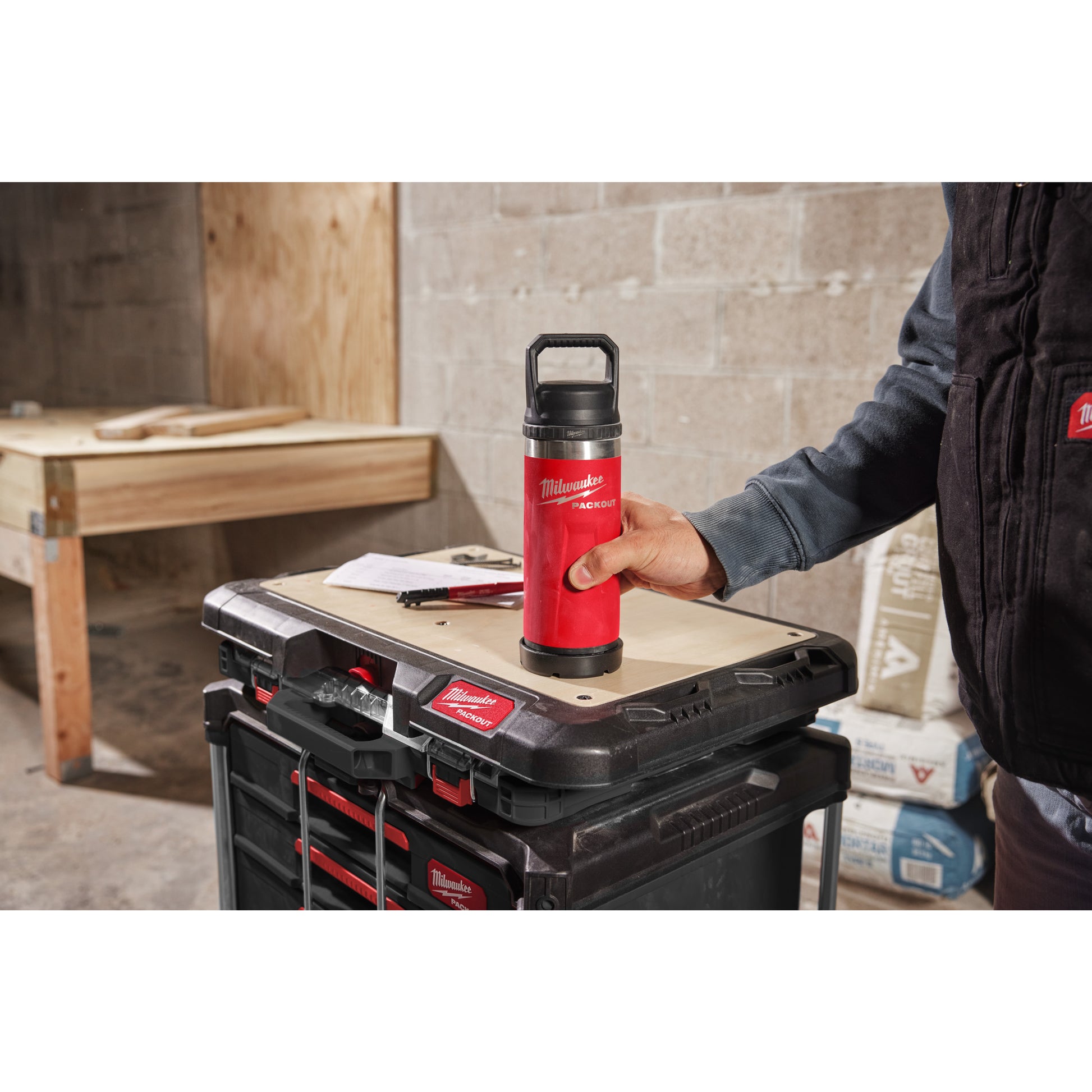 Milwaukee Thermosflasche PACKOUT rot mit Schraubdeckel - 710 ml in Aktion 2