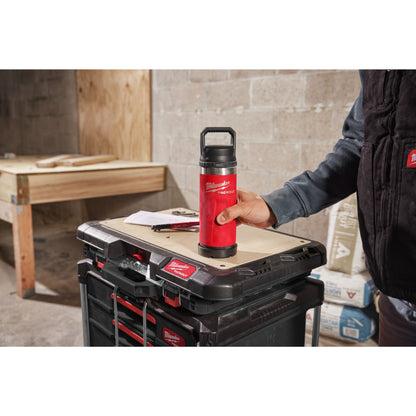 Milwaukee Thermosflasche PACKOUT rot mit Schraubdeckel - 710 ml in Aktion 2