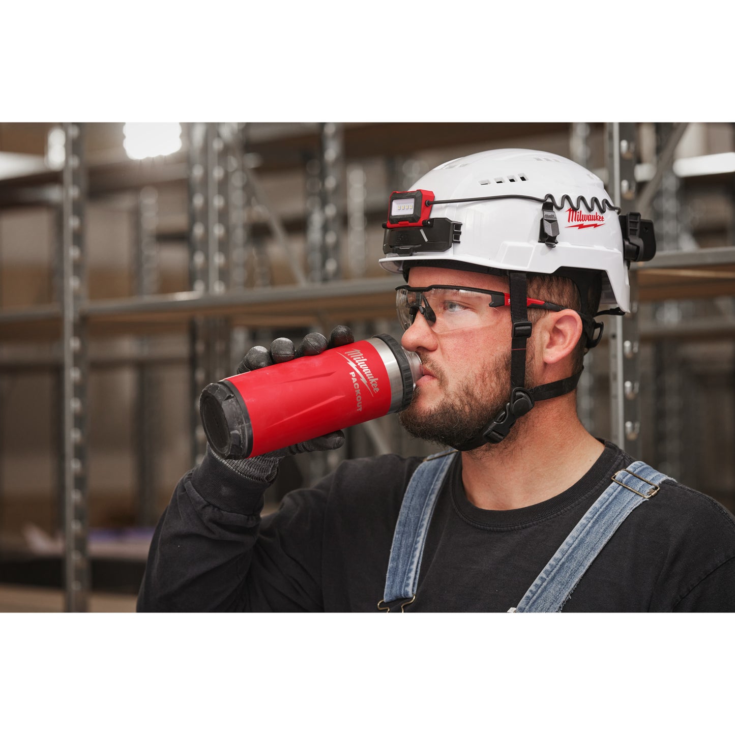 Milwaukee Thermosflasche PACKOUT rot mit Schraubdeckel - 710 ml in Aktion 3