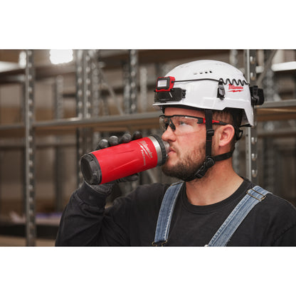 Milwaukee Thermosflasche PACKOUT rot mit Schraubdeckel - 710 ml in Aktion 3