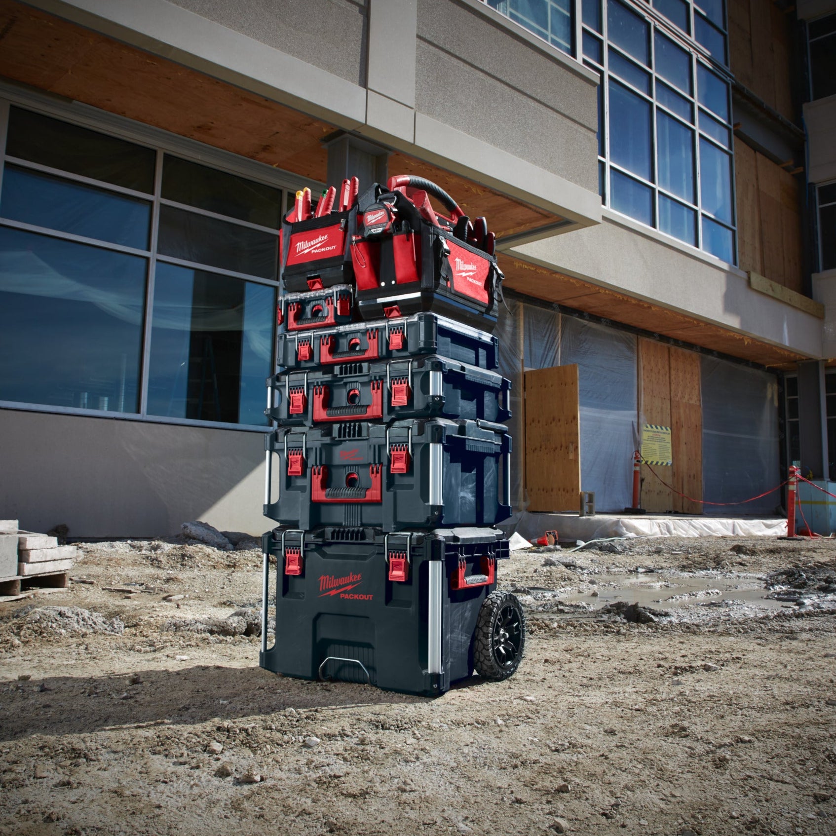 Milwaukee Trolley-Koffer PACKOUT in Aktion