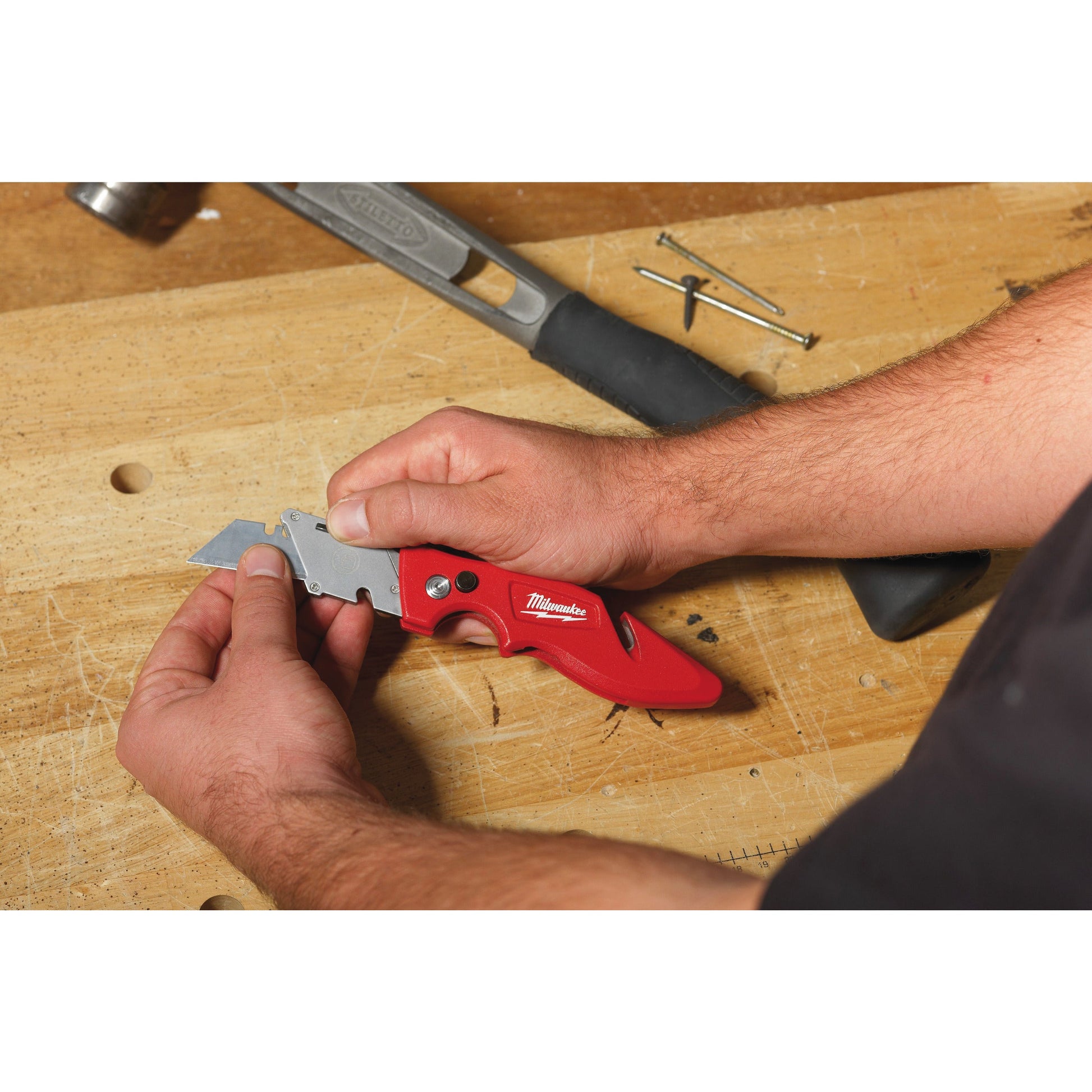 Milwaukee Universal-Klappmesser FASTBACK™ mit Magazin für Ersatzklingen in Aktion 