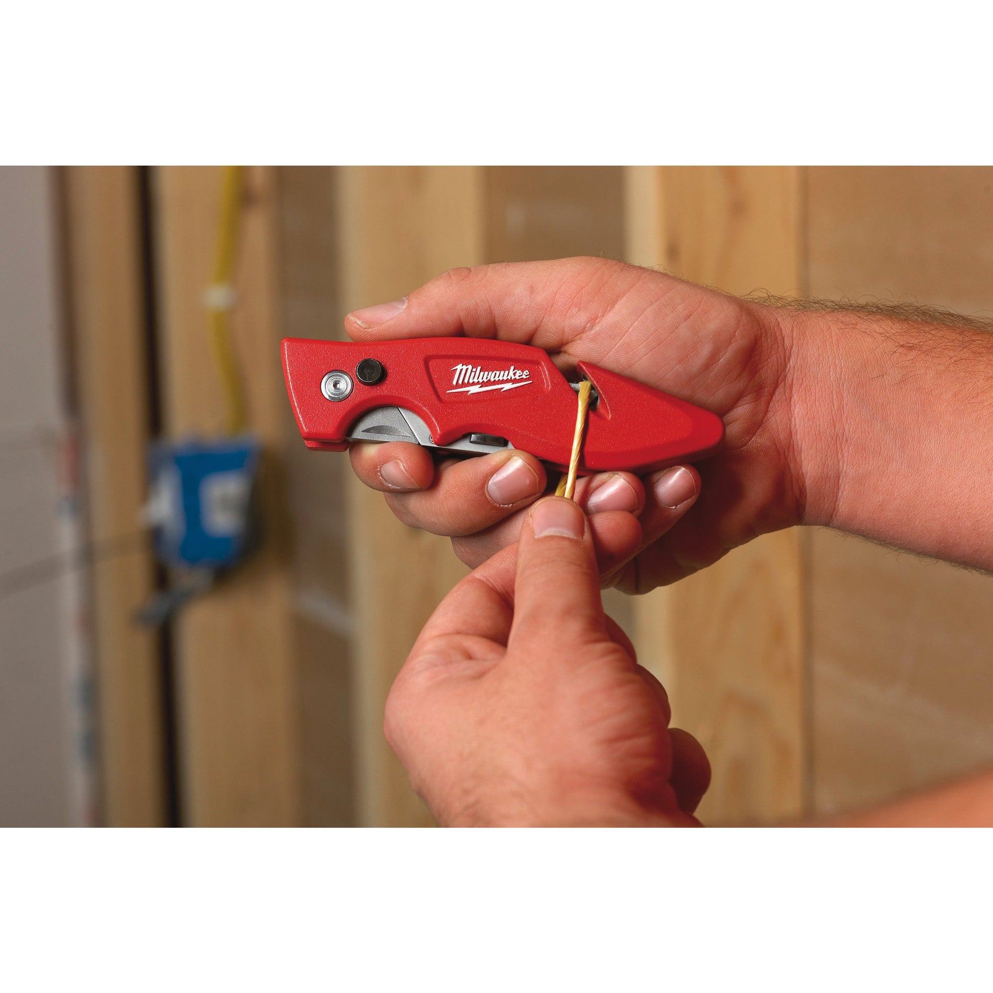 Milwaukee Universal-Klappmesser FASTBACK™ mit Magazin für Ersatzklingen in Aktion