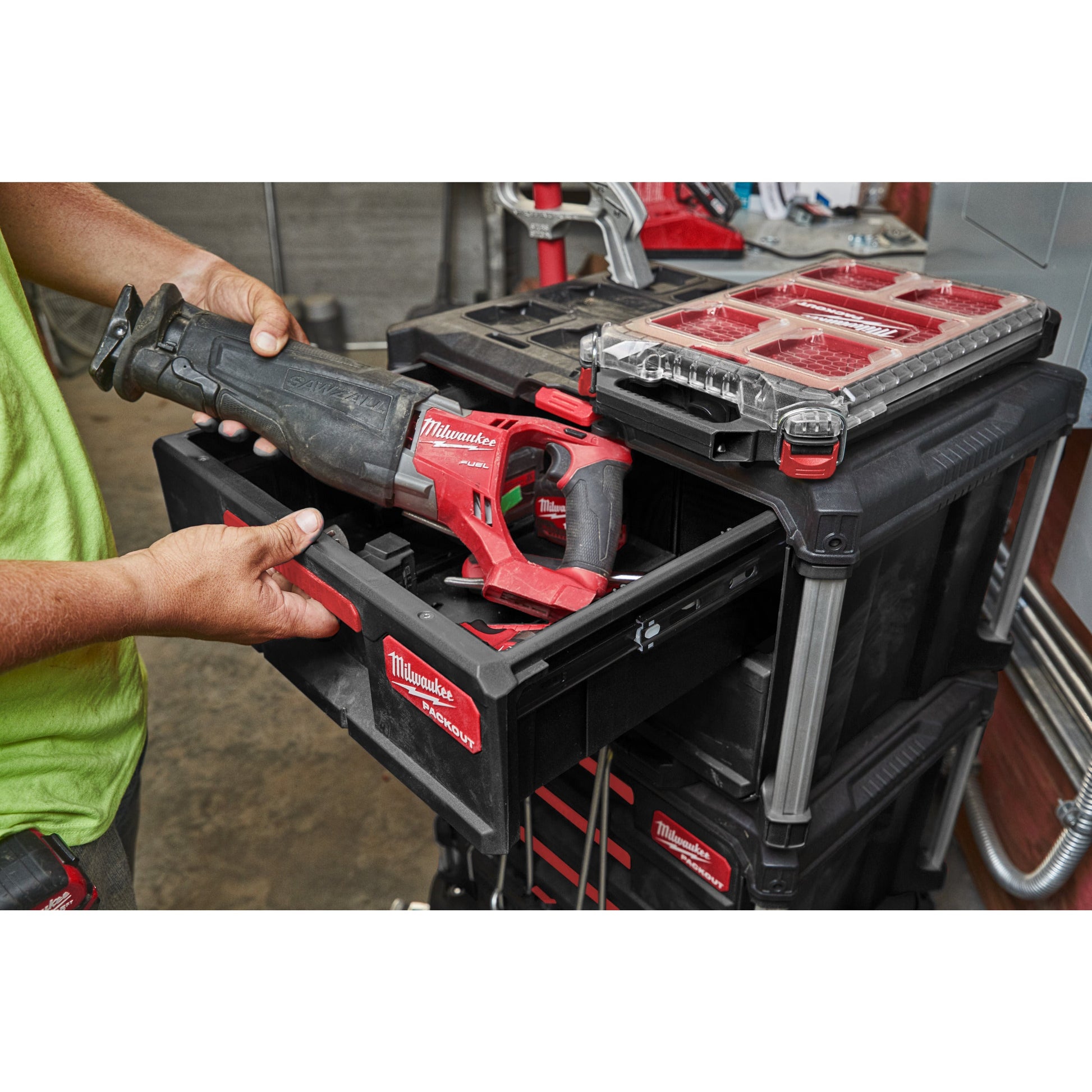 Milwaukee Werkzeugkoffer PACKOUT™ mit zwei Schubladen