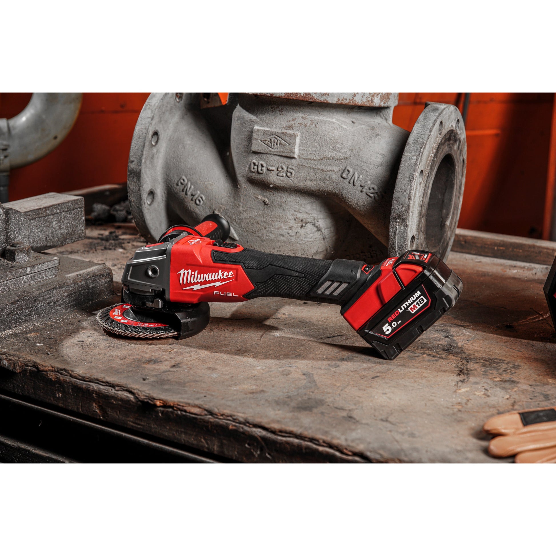 Milwaukee Winkelschleifer M18™ FUEL™ - 125 mm in Aktion 2