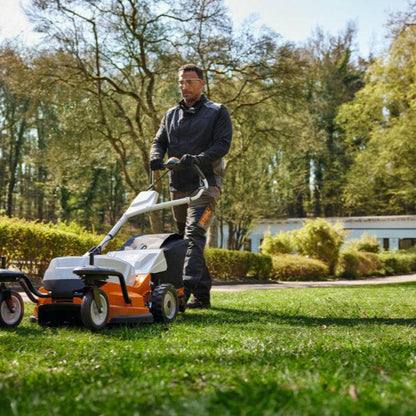 STIHL Akku-Rasenmäher RMA 765 V inkl. Akku AR 3000 L und AL 501 in Aktion