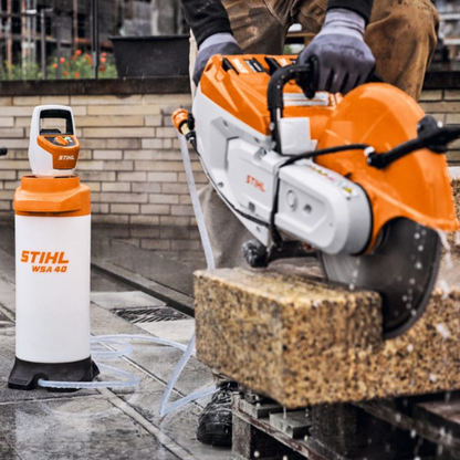 STIHL Akku-Druckwassertank WSA 40 für Trennschleifer in Aktion