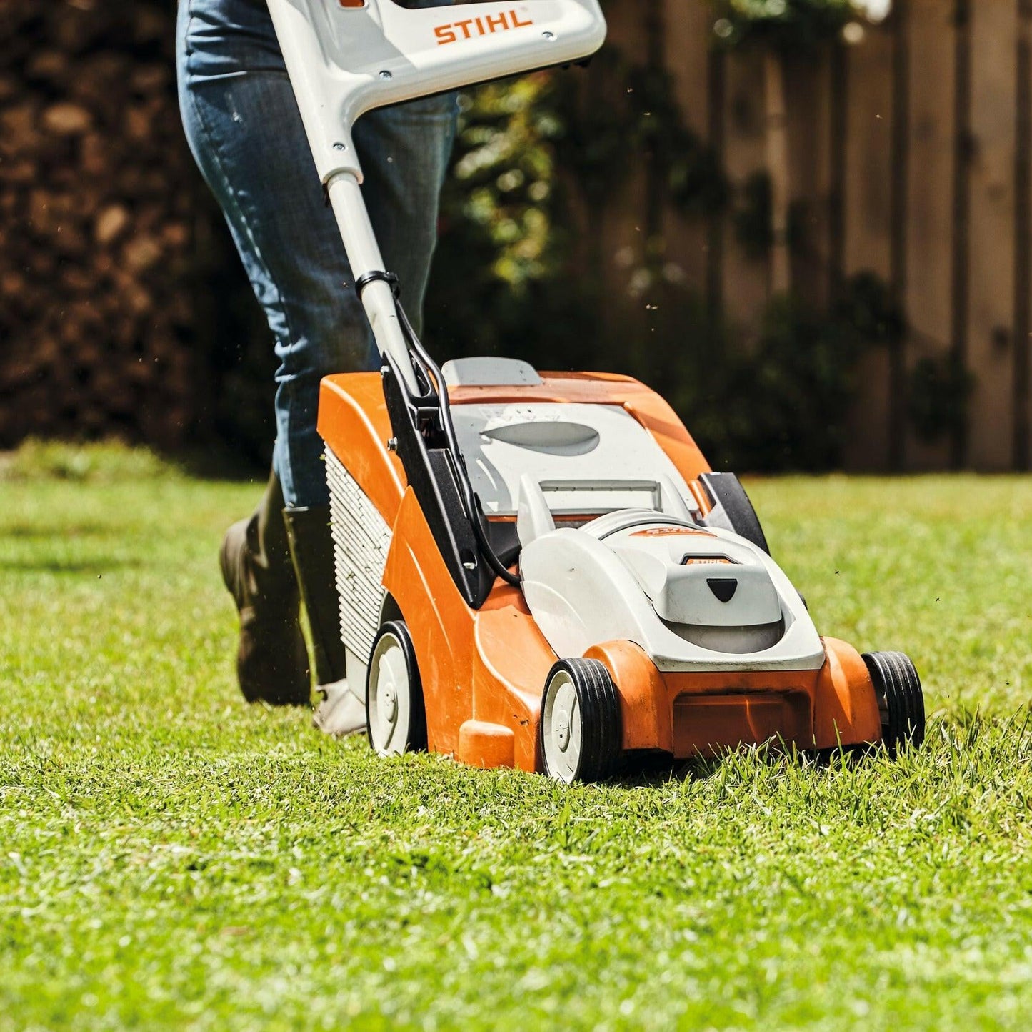 STIHL Akku-Rasenmaeher RMA 239 C Einzelgeraet in Aktion