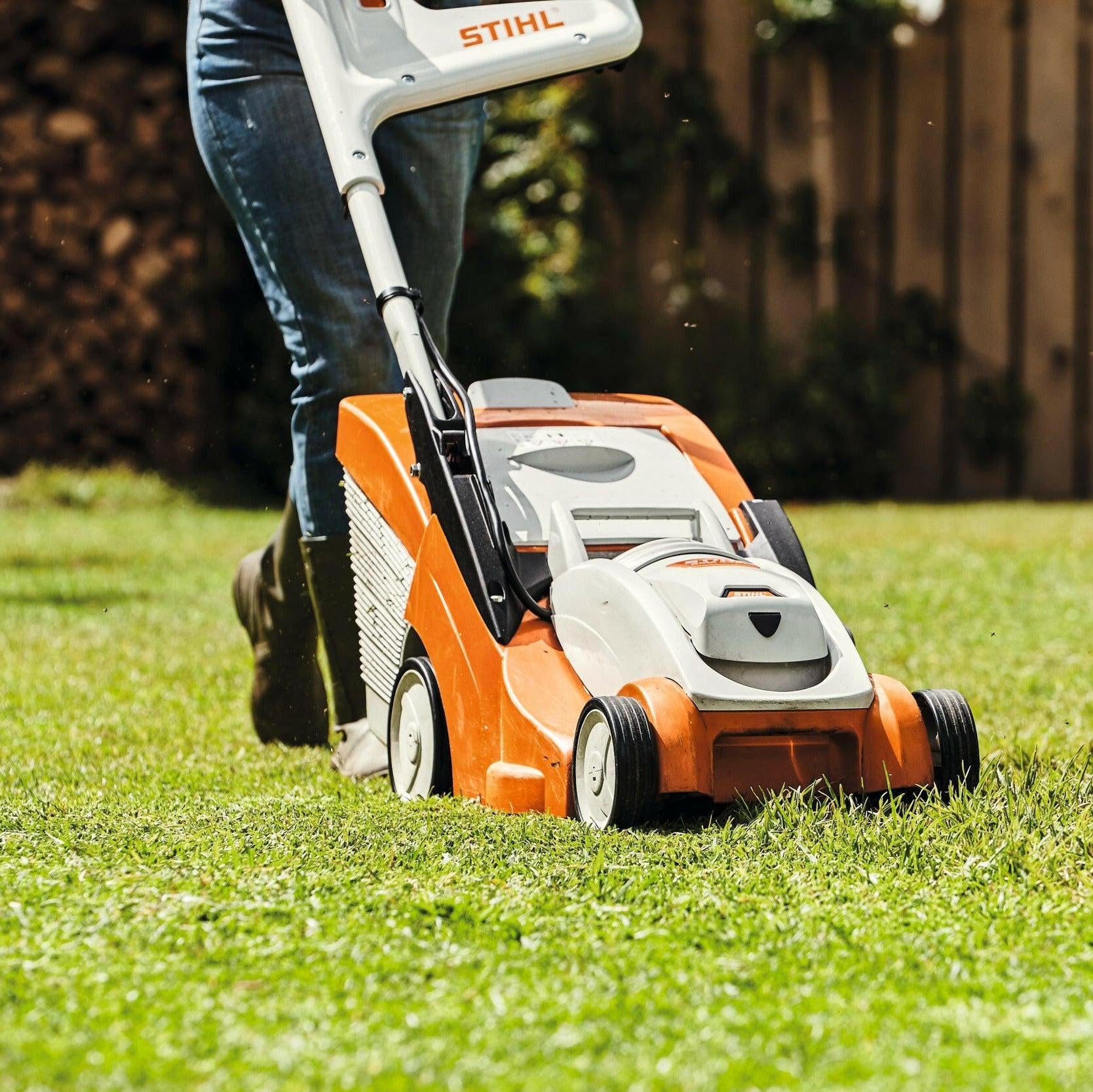 STIHL Akku-Rasenmaeher RMA 239 C Einzelgeraet in Aktion
